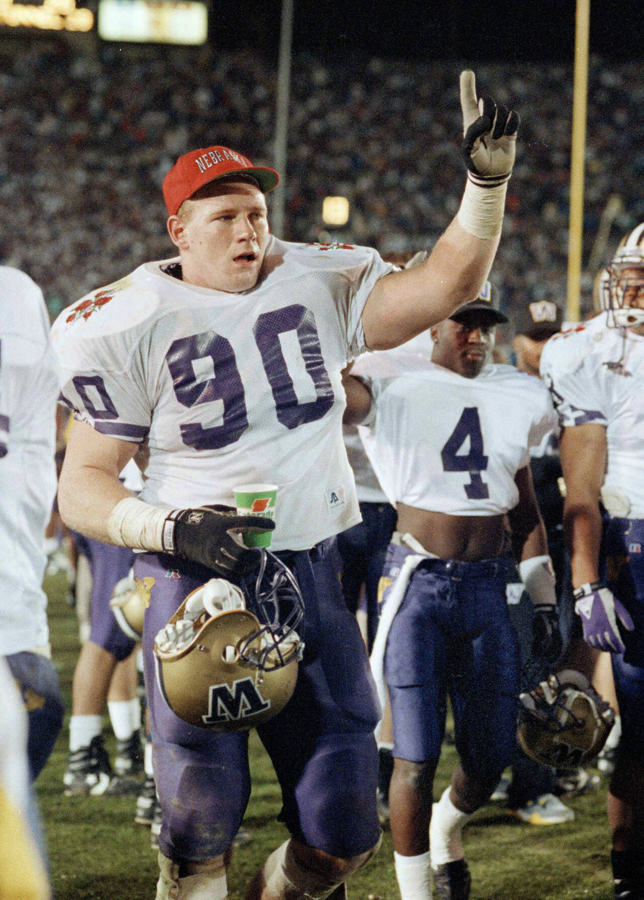 Washington’s Steve Emtman leaves the field after beating Michigan in the Rose Bowl in 1992 in Pasadena, Calif. (AP Photo/Bob Galbraith)