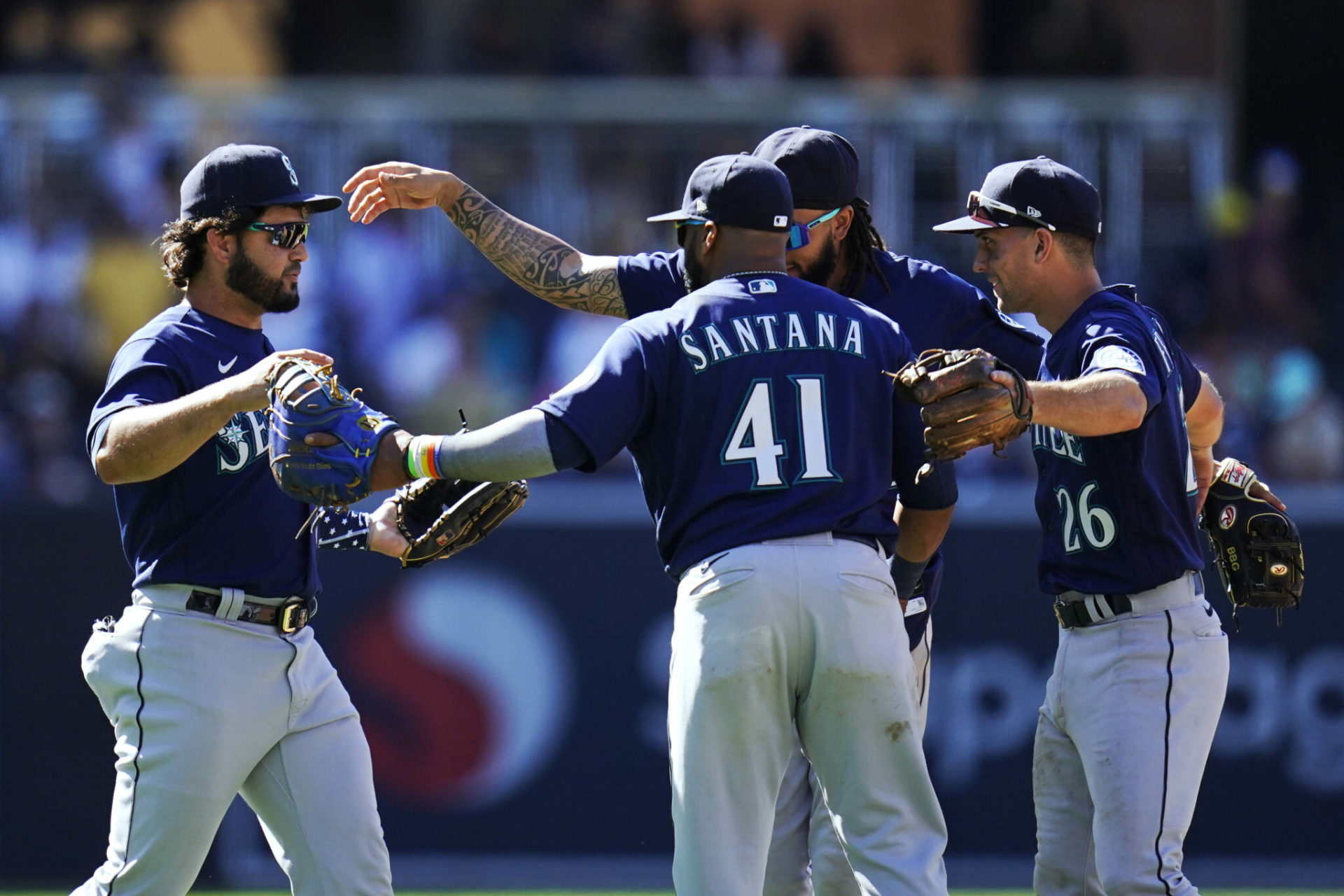 Mariners sweep Padres, move within 1 game of .500