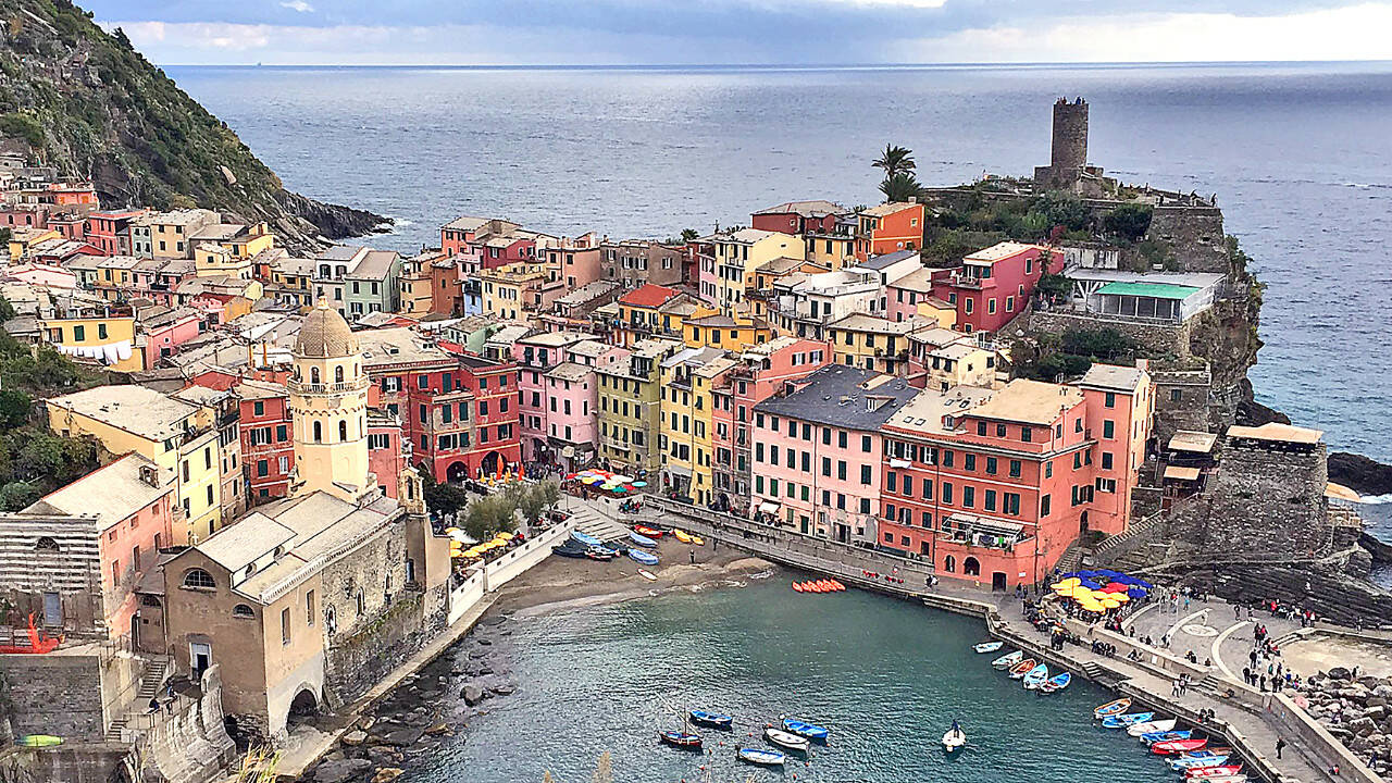 A view of sea, sky and Vernazza.