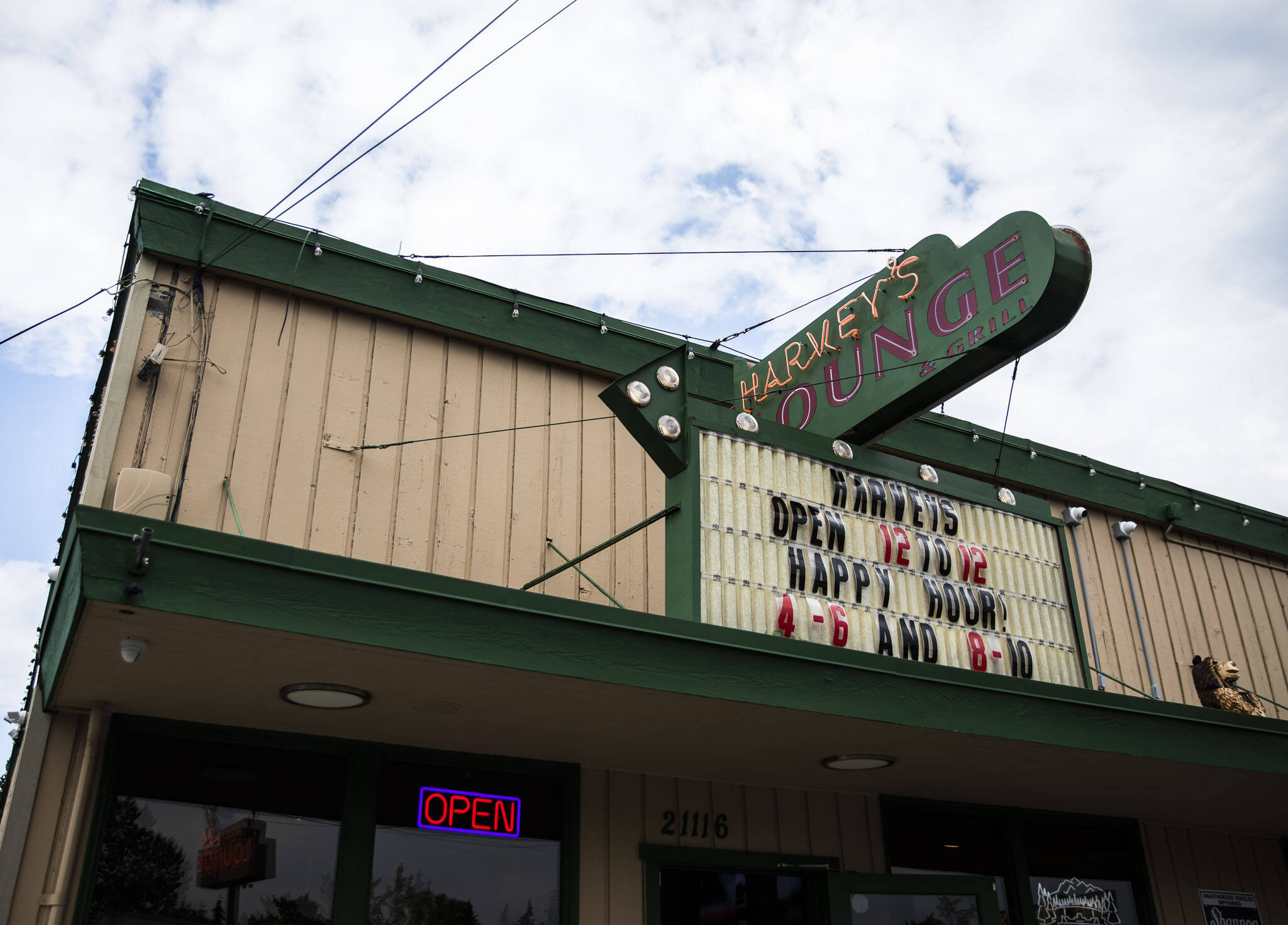 Outside of Harvey’s Lounge along Highway 99 in Edmonds. (Olivia Vanni / The Herald)