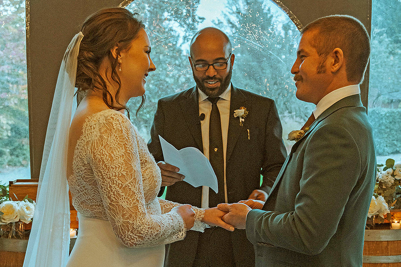 Tavier Wasser officiated the wedding ceremony of Julie and Peter Williams. (Photo by Bare Bones Co.)