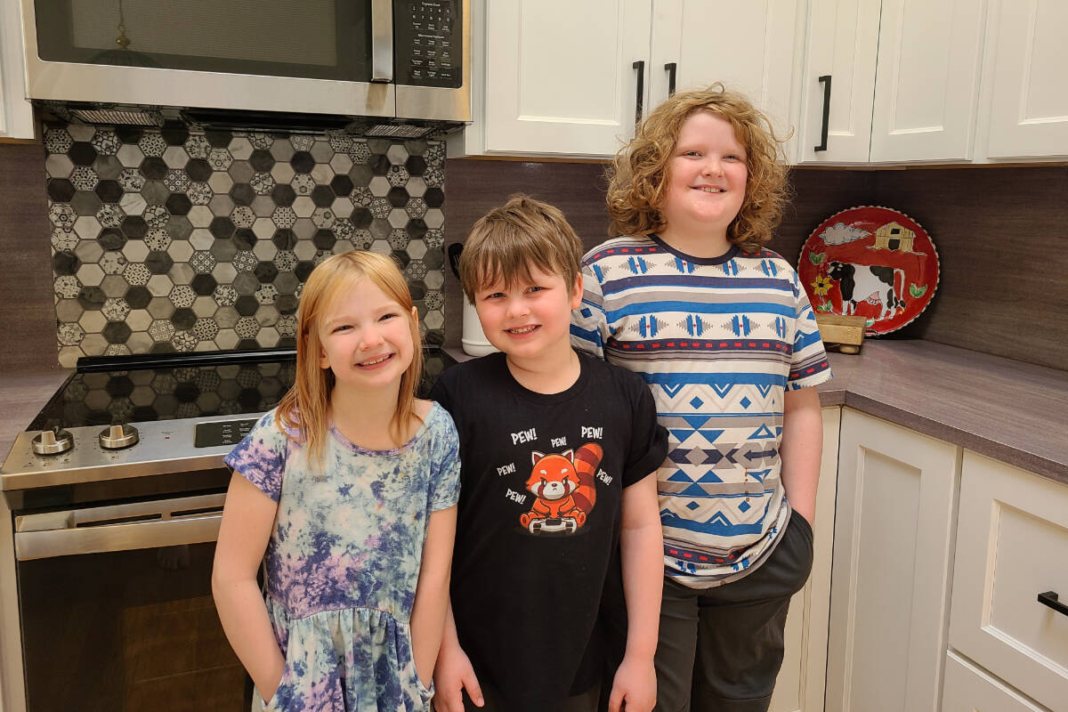 As families prepare to head back to school – not to mention back to football, hockey, dance, music and any number of other extracurricular activities – how do you maximize your kitchen space? It begins with Granite Transformations!