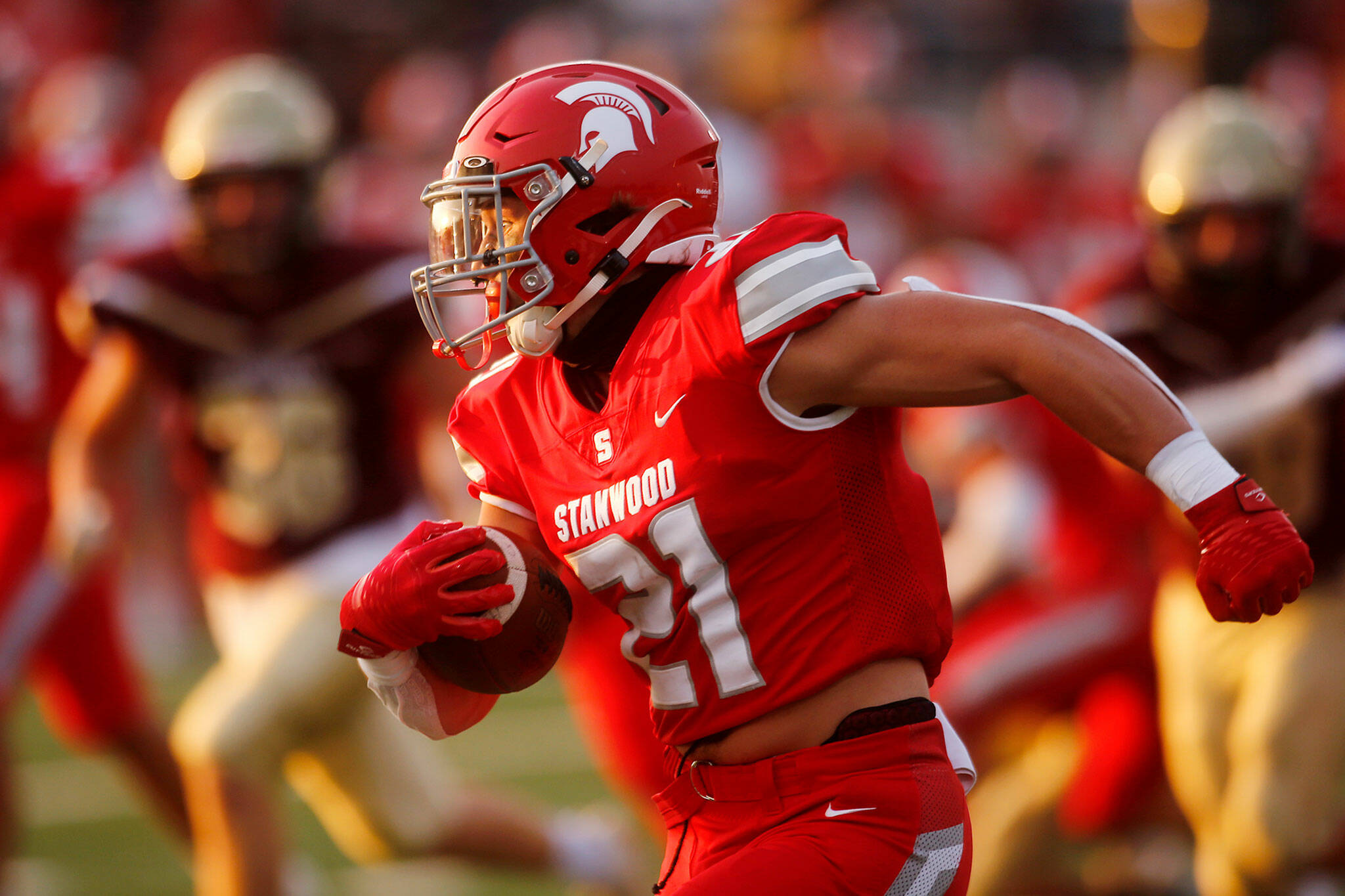 Stanwood’s Otto Wiedmann turns the corner on an outside run against Lakewood on Friday, Sep. 2, 2022, at Lakewood High School in Arlington, Washington. (Ryan Berry / The Herald)