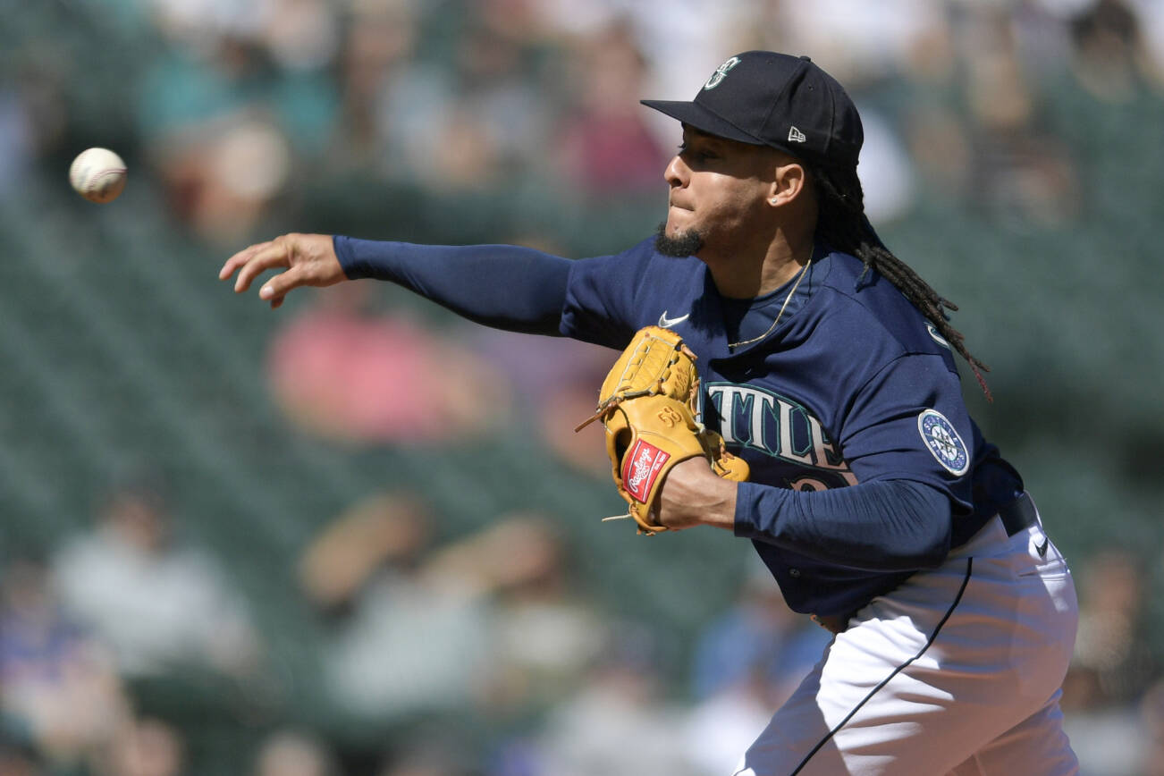 Seattle Mariners starting pitcher Luis Castillo throws during the second inning of a baseball game against the Chicago White Sox, Wednesday, Sept. 7, 2022, in Seattle. (AP Photo/Caean Couto)