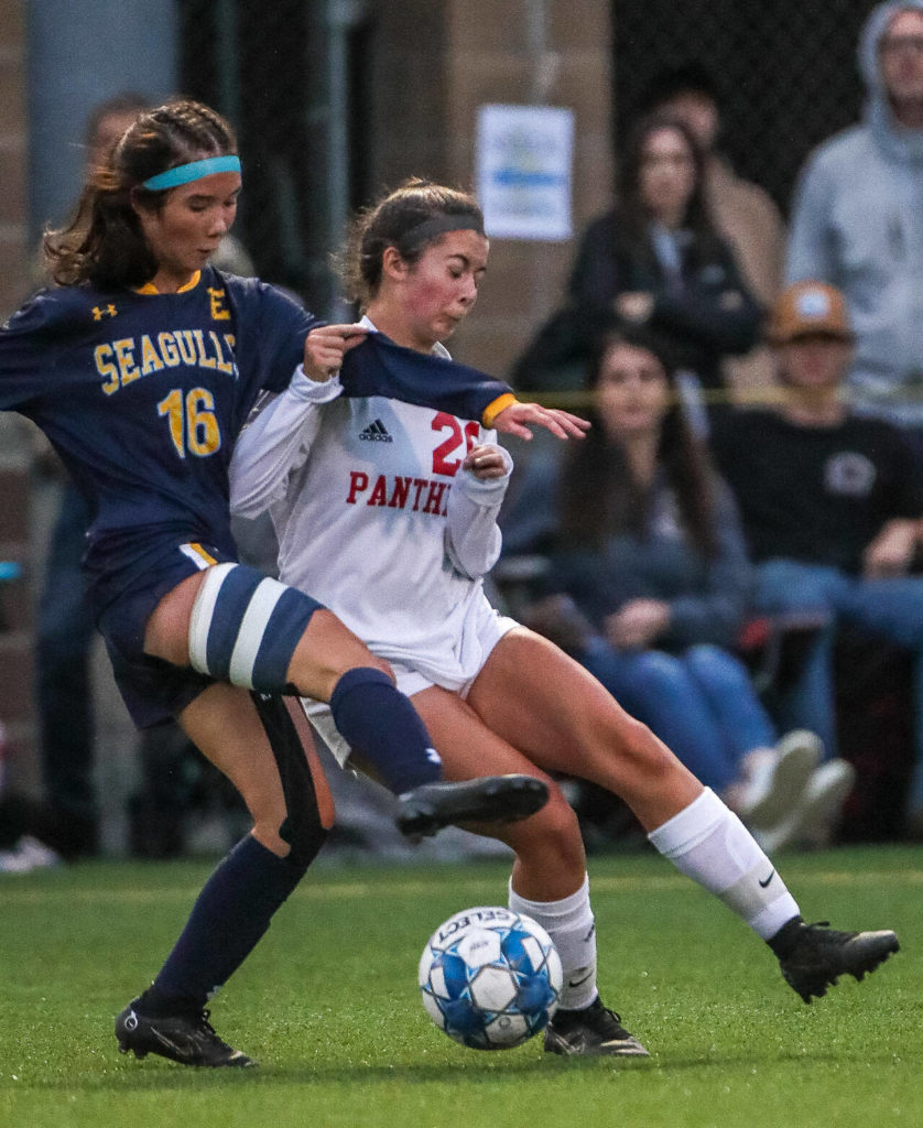 Everett’s Sophia Churchill, left, and Snohomish’s Hailey Kendall battle possession of the ball Tuesday evening in Everett, Washington on September 13, 2022. The Panthers defeated the Eagles 3-1. (Kevin Clark / The Herald)
