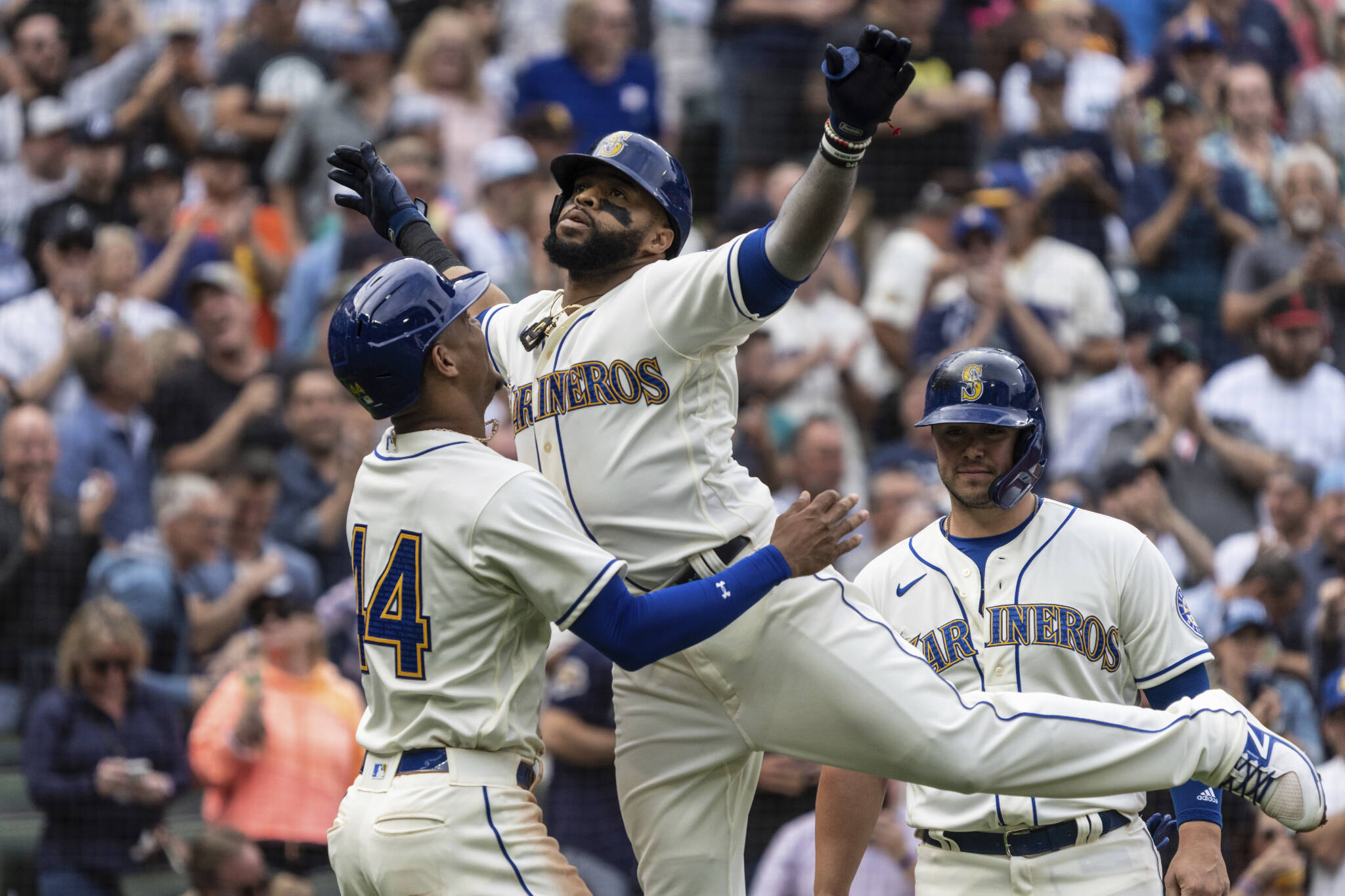 Mariners ride long ball to victory over Padres