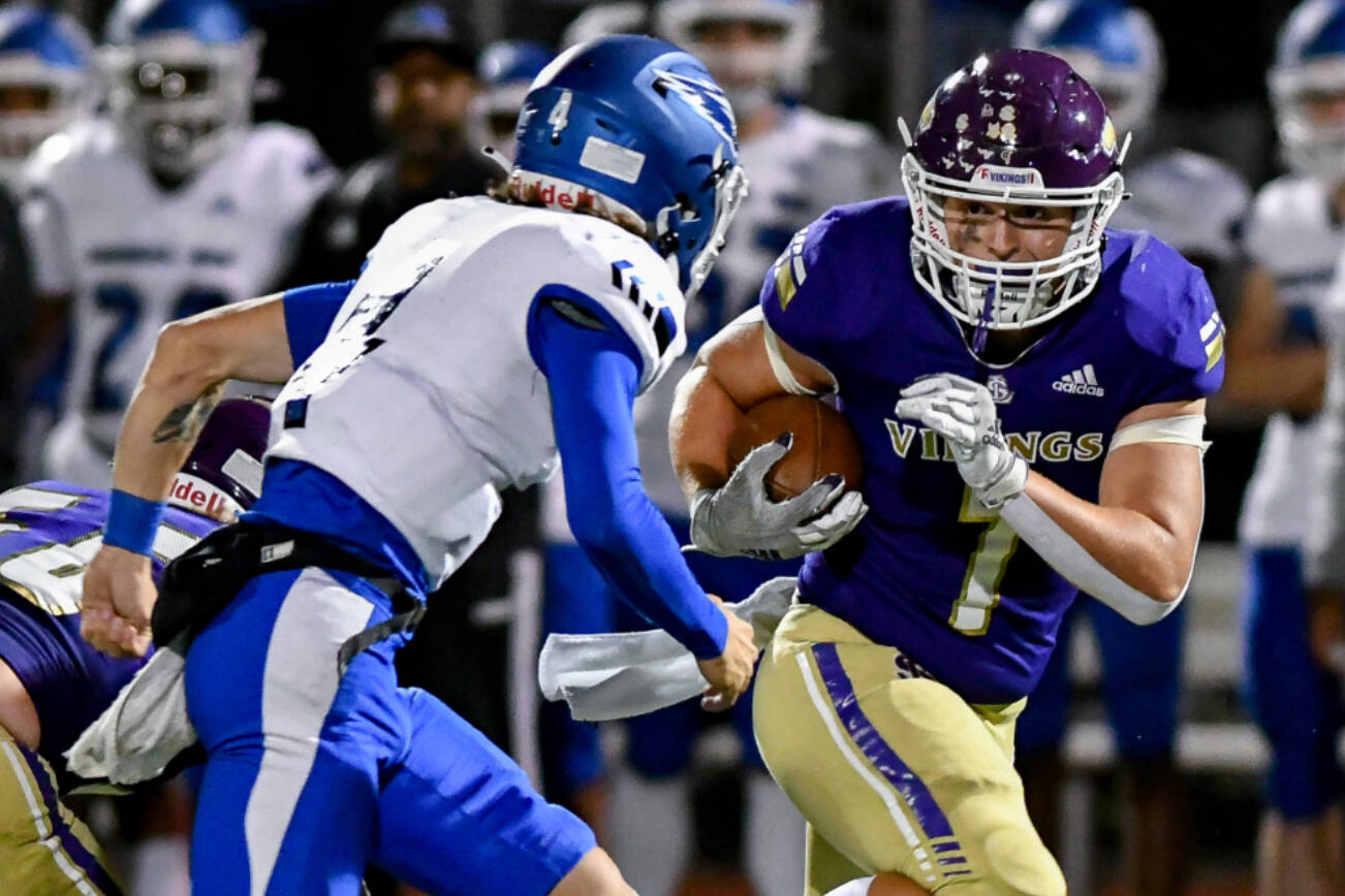 Lake Stevens' Joe McGinnis (7) eyes a Federal Way defender as he races down the field for a touchdown after recovering a fumble caused by teammate Ashten Hendrickson (66) during a game on Friday, Sept. 16, 2022, at Lake Stevens High School. (John Gardner / Pro Action Image)