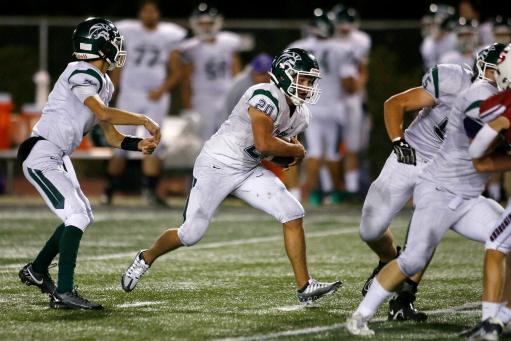 Edmonds-Woodway’s Liam Fitting takes a handoff against Snohomish on Friday, Sep. 23, 2022, at Snohomish High School in Snohomish, Washington. (Ryan Berry / The Herald)
