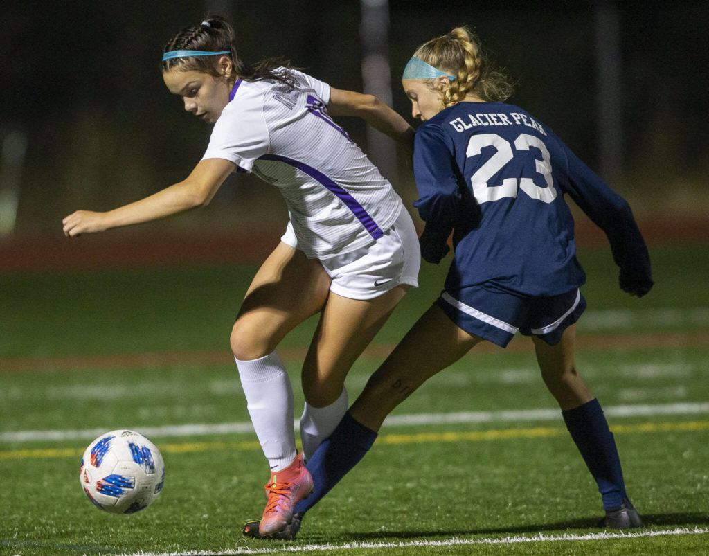 Kamiak’s Samantha Rohwer dribbles around Glacier Peak’s Ava Munn during the game on Thursday, Sept. 29, 2022 in Snohomish, Washington. (Olivia Vanni / The Herald)
