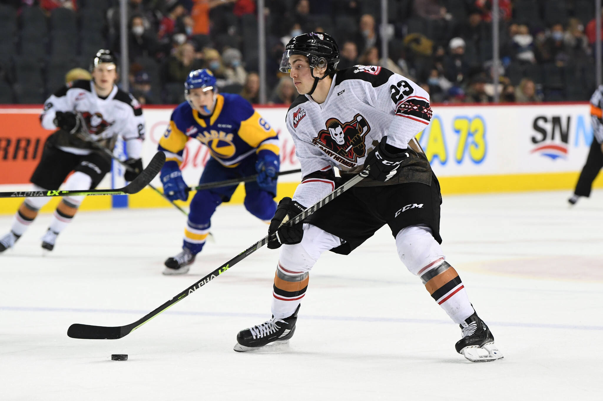 Calgary’s Steel Quiring looks for a shot during a game against Saskatoon on Feb. 20, 2022, at the Scotiabank Saddledome in Calgary, Alberta, Canada. (Candice Ward / Calgary Hitmen)