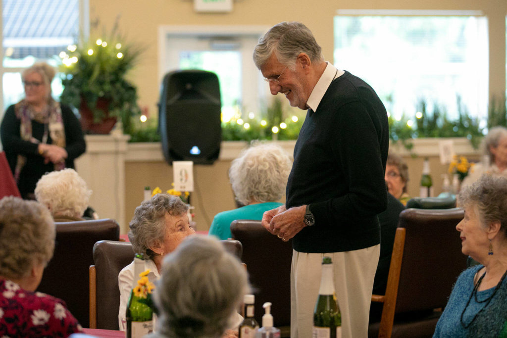 Former TV food personality Graham Kerr mingles with residents of Windsor Square Retirement Community before giving a presentation in Marysville. (Ryan Berry / The Herald)
