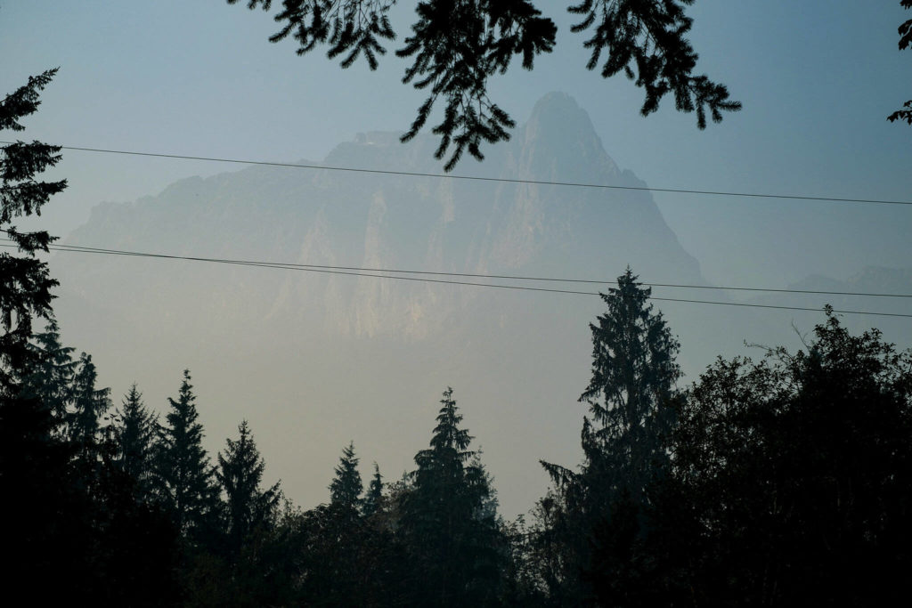 Espresso Chalet’s deck in Gold Bar shows a hazy Mount Index on Sept. 27. (Taylor Goebel / The Herald)
