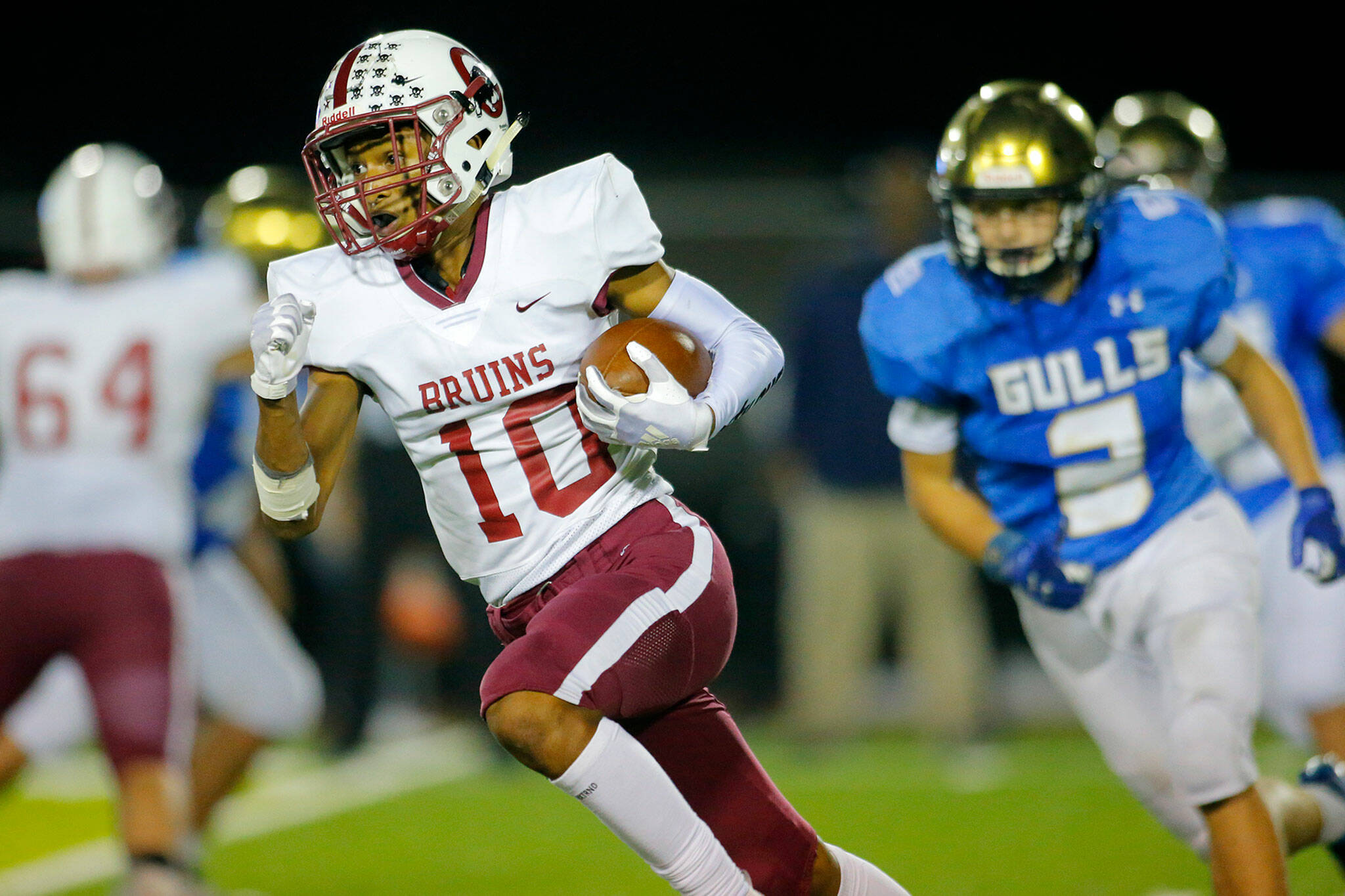 Cascade’s Andi Cosme turns the corner on a solid run during the Battle of Broadway against Everett on Friday, Oct. 7, 2022, at Everett Memorial Stadium in Everett, Washington. (Ryan Berry / The Herald)