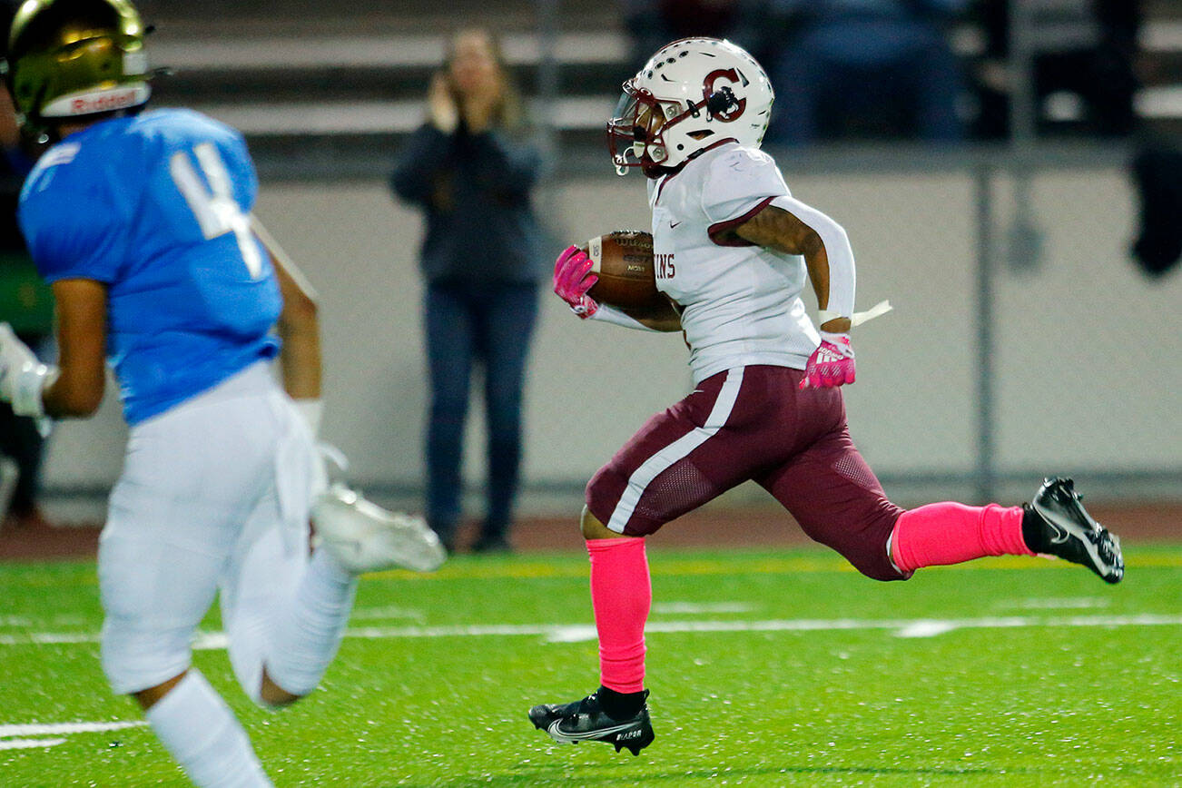 Cascade running back Julian Thomas takes a long run to the house for an early score during the Battle of Broadway against Everett on Friday, Oct. 7, 2022, at Everett Memorial Stadium in Everett, Washington. (Ryan Berry / The Herald)