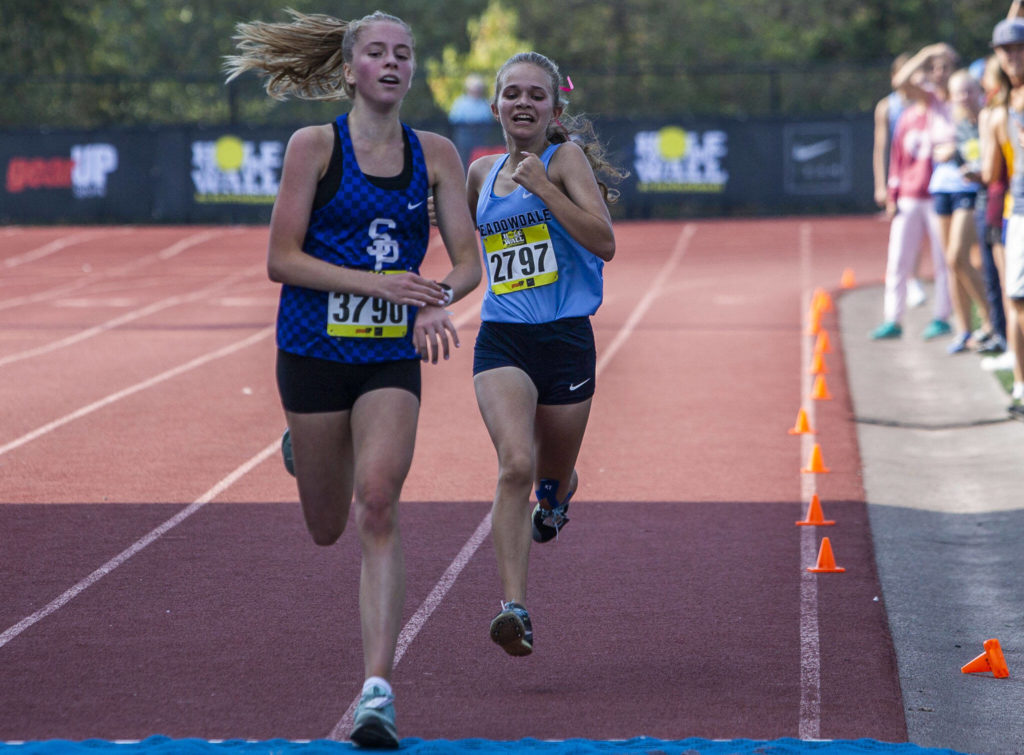 Payton Conover (right) makes her way to the finish line. (Olivia Vanni / The Herald)
