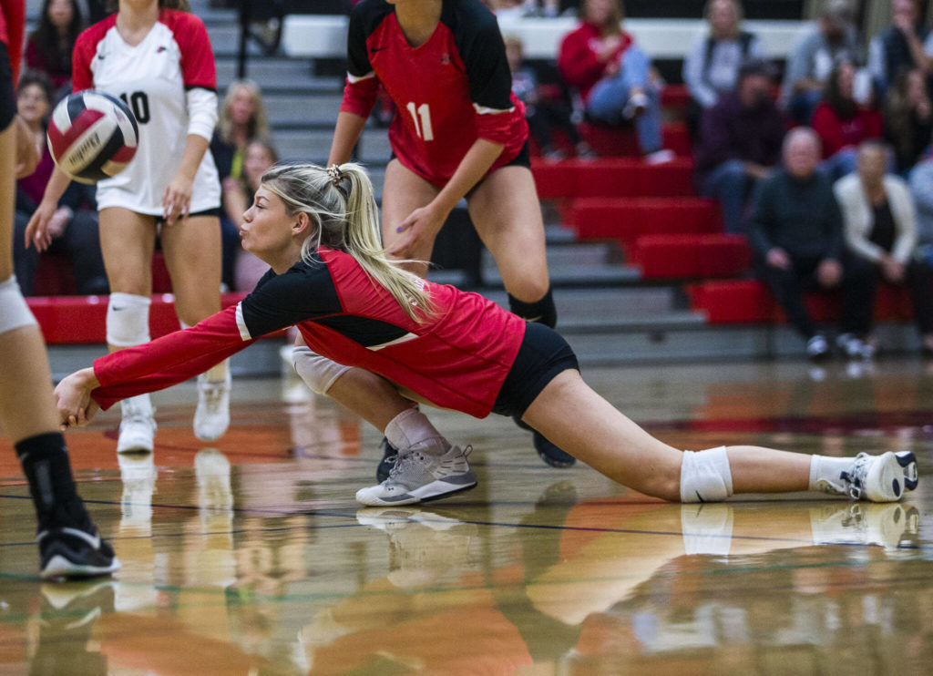 Snohomish’s Kelsey Nichols digs the ball during the match against Archbishop Murphy on Wednesday, Oct. 19, 2022 in Snohomish, Washington. (Olivia Vanni / The Herald)
