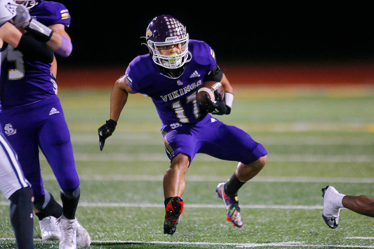 Lake Stevens’ Jayden Limar changes direction on a run to the outside against Glacier Peak on Friday, Oct. 28, 2022, at Lake Stevens High School in Lake Stevens, Washington. (Ryan Berry / The Herald)