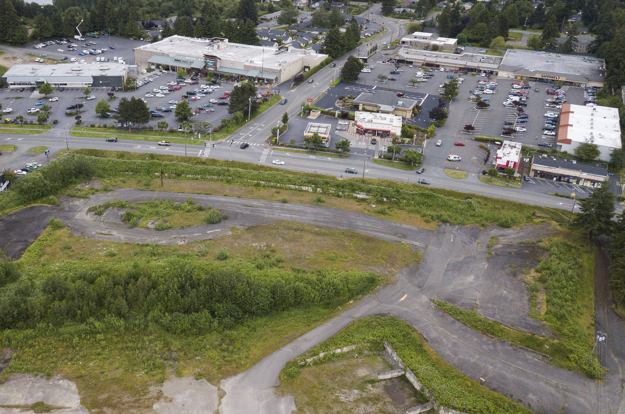Traffic moves along Avenue D in Snohomish next to a 9.4 acre lot recently put up for auction, but that did not sell. (Olivia Vanni / The Herald)