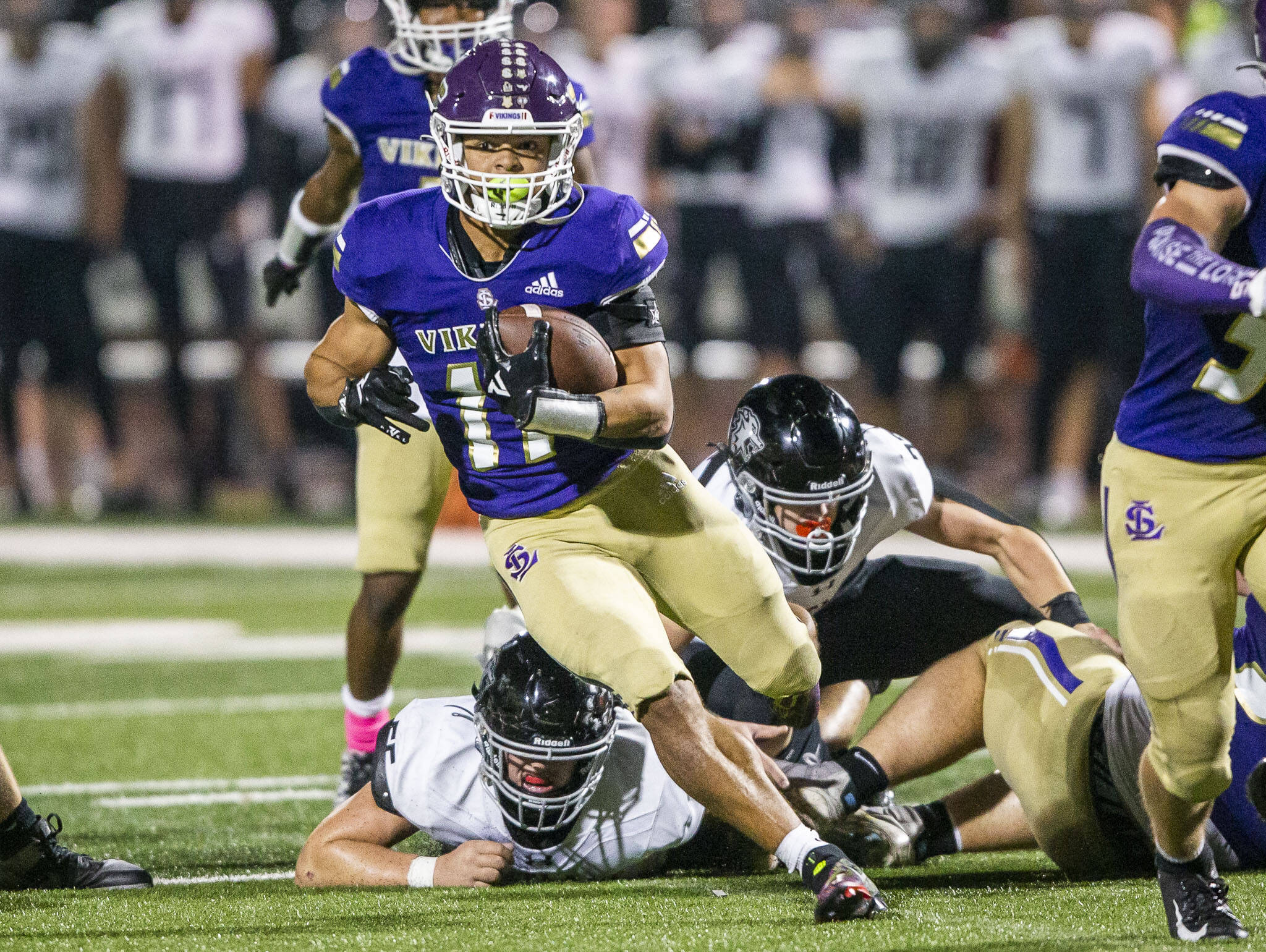 Lake Stevens’ Jayden Limar runs the ball during a game against Eastlake on Oct. 7 in Lake Stevens. The Limar-led Vikings are the top-ranked team in Class 4A. (Olivia Vanni / The Herald)