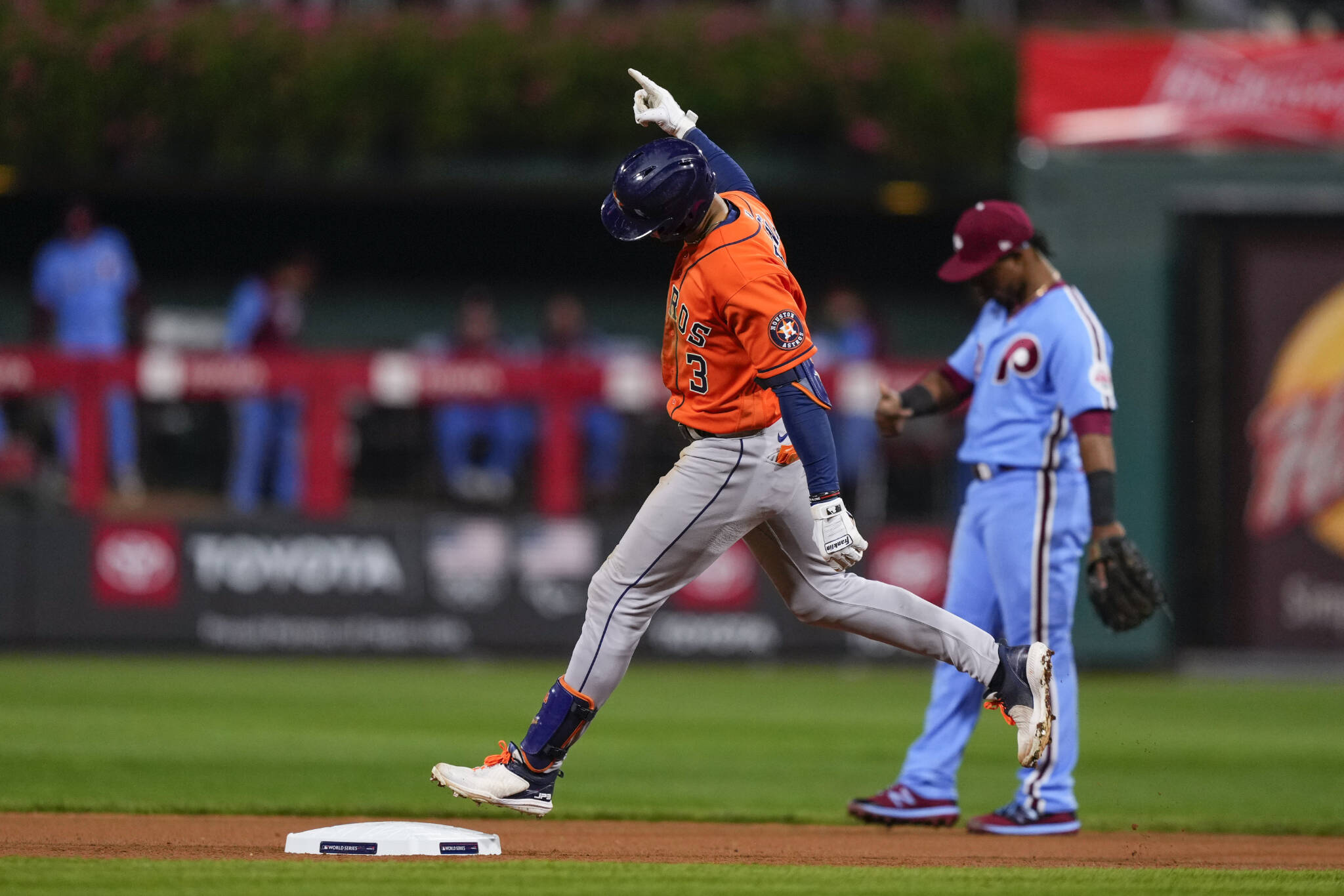 Astros hold off Phillies, take 3-2 lead in World Series