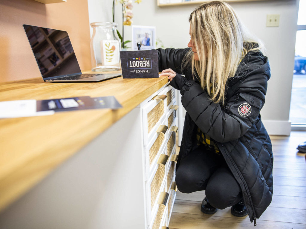 Rochelle Fahlman writes a note of encouragement to those that will be going through Reboot Recovery during an open house for the facility on Monday, in Marysville. (Olivia Vanni / The Herald)
