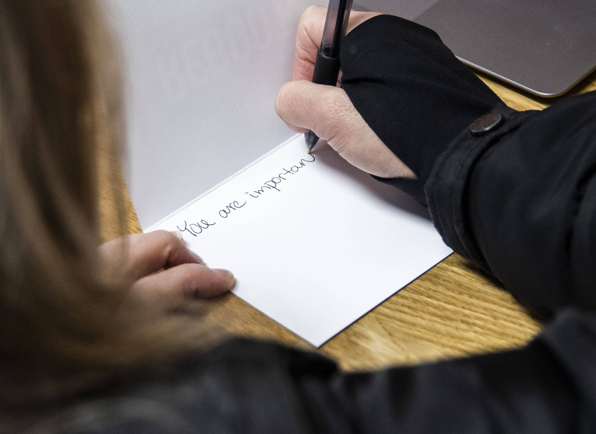 Rochelle Fahlman writes a note of encouragement to those that will be going through Reboot Recovery during an open house for the facility on Monday, in Marysville. (Olivia Vanni / The Herald)