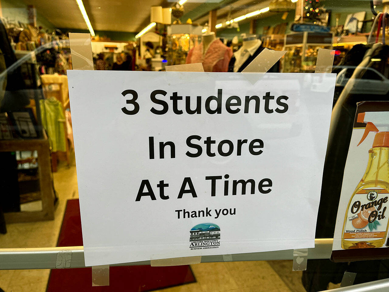 A sign posted on the door of Bits’n Pieces in Arlington. (Jacqueline Allison / The Herald)
