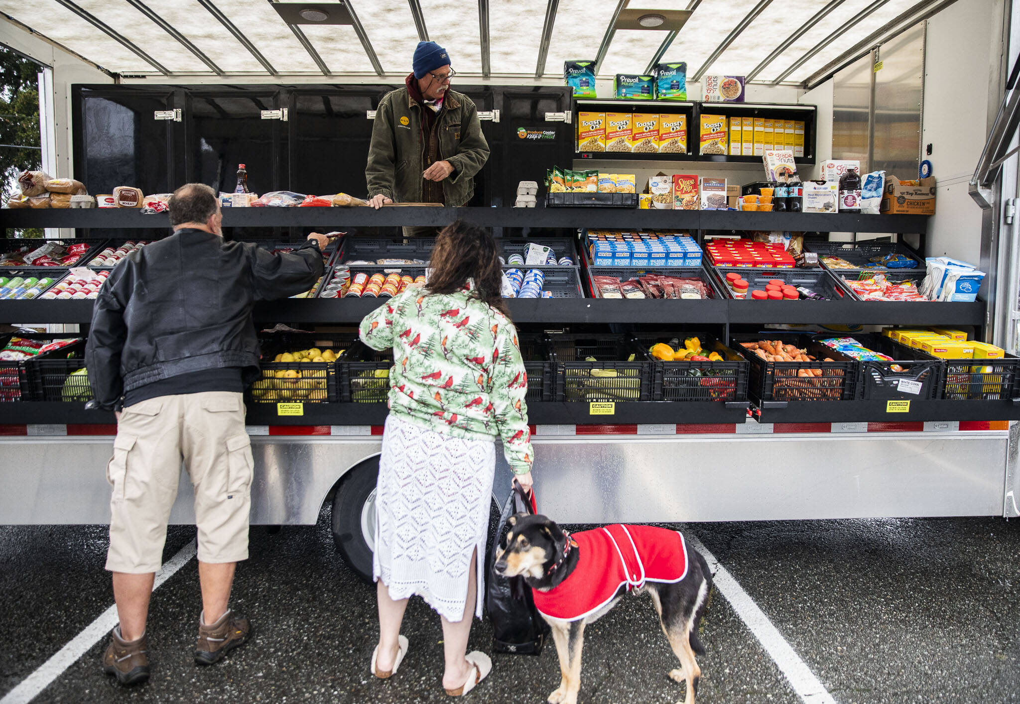 People pick up food from the Arlington Food Bank’s Mobile Market at the Stilly Valley Center on Nov. 22, in Arlington. (Olivia Vanni / The Herald)