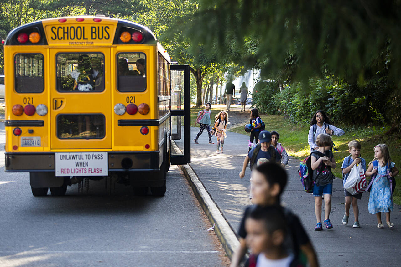 Students get off the school bus at Highland Elementary School in August of 2022 in Lake Stevens. (Olivia Vanni / The Herald file photo)