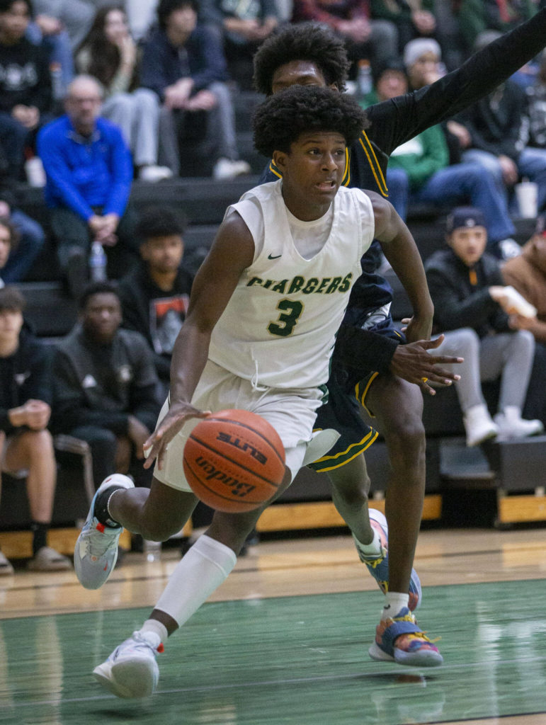 Marysville Getchell Shawn Etheridge drives to the hoop during the game against Shorecrest on Friday, Dec. 16, 2022 in Marysville, Washington. (Olivia Vanni / The Herald)
