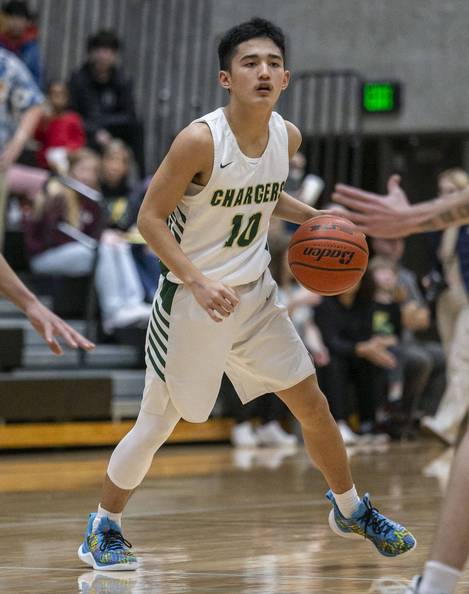 Marysville Getchell’s Bubba Palacol looks for an open teammate to pass to during a game against Shorecrest on Dec. 16, 2022 in Maryville. (Olivia Vanni / The Herald)