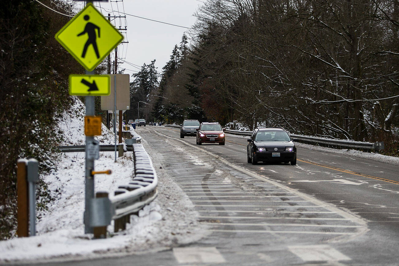 Traffic moves northbound on Highway 525 past an empty ferry lane on Thursday, Dec. 22, 2022 in Mukilteo, Washington. (Olivia Vanni / The Herald)