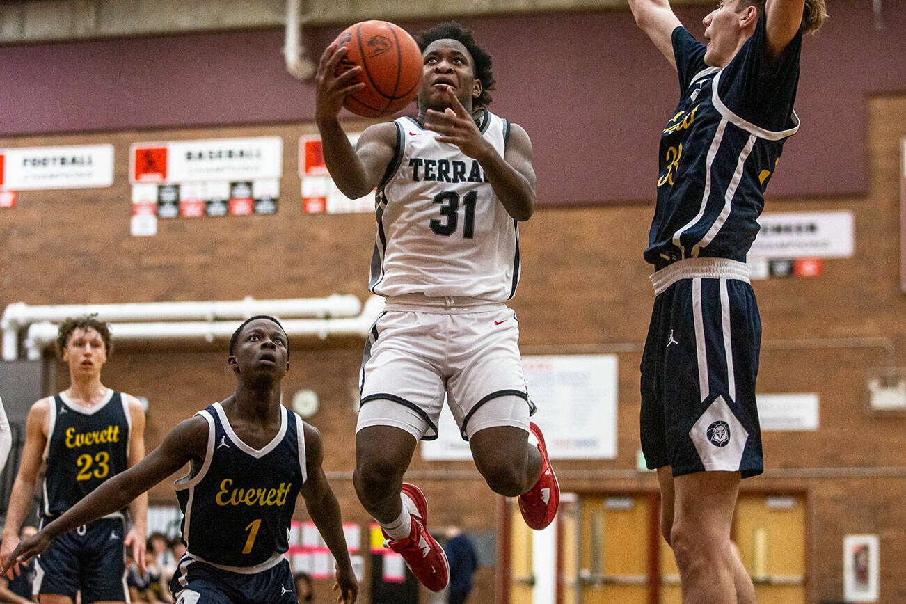 Mountlake Terrace’s Rayshuan Connor leaps to make a layup during the game against Everett on Tuesday, Jan. 17, 2023 in Mountlake Terrace, Washington. (Olivia Vanni / The Herald)