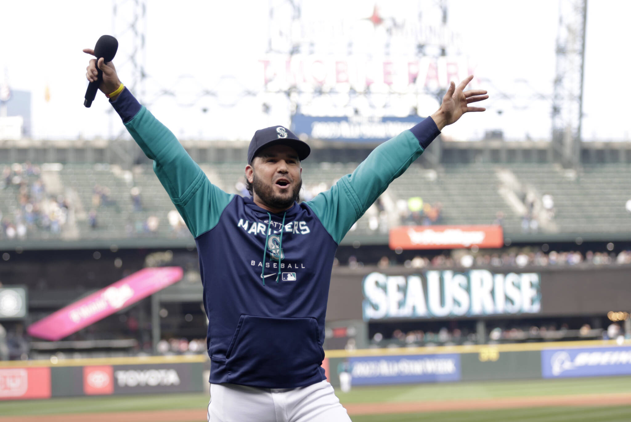 Mariners' new third baseman Eugenio Suárez bringing 'good vibes only' to  his new team