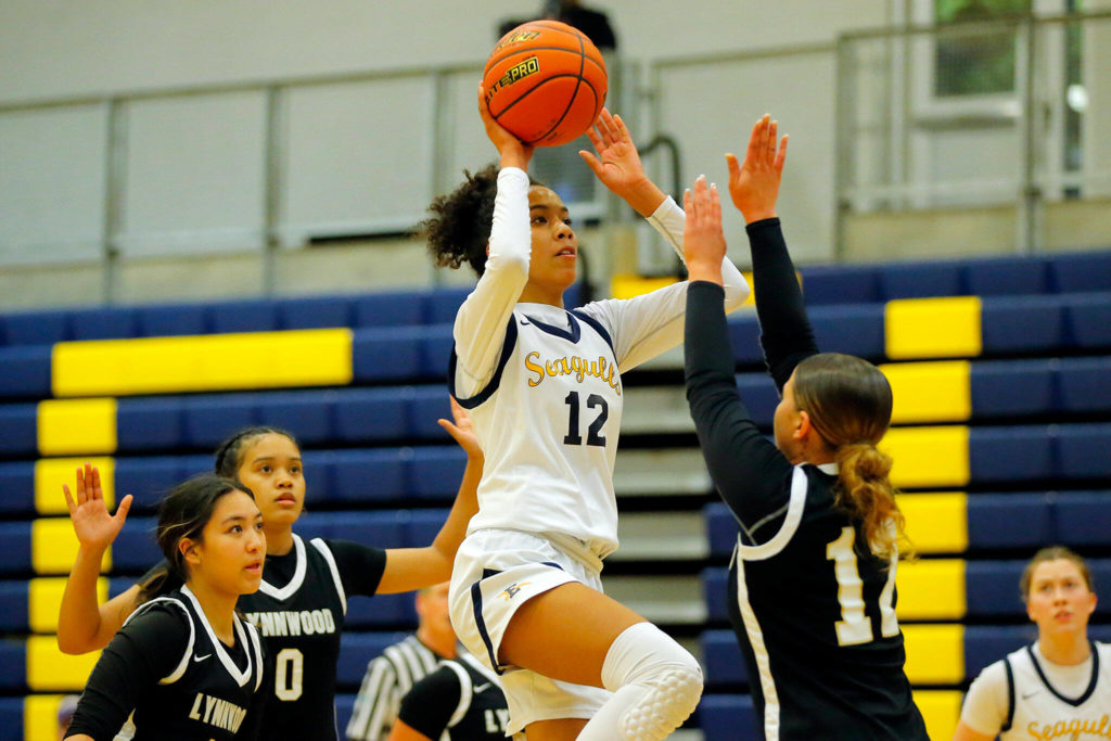 Everett’s Alana Washington goes up for a shot against Lynnwood on Dec. 15, 2022, at Norm Lowery Gymnasium in Everett. Washington and the Seagulls are among the contenders to secure a state regionals berth in 3A. (Ryan Berry / The Herald)
