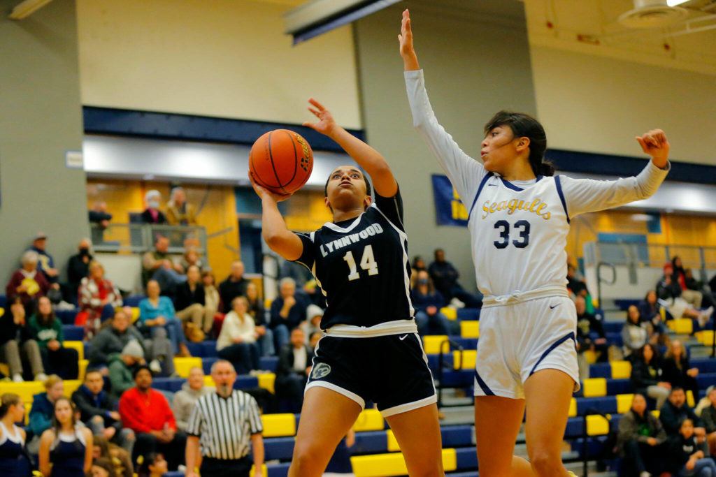 Lynnwood’s Dina Yonas tries to finish on a fast break against Everett on Thursday, Dec. 15, 2022, at Norm Lowery Gymnasium in Everett, Washington. (Ryan Berry / The Herald)
