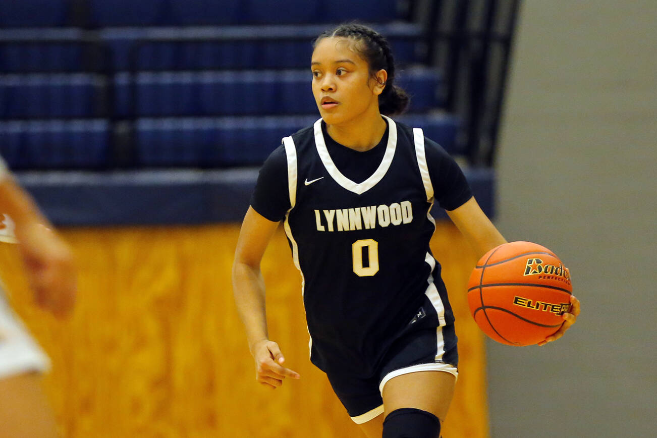 Lynnwood’s Aniya Hooker weaves her way ups the court against Everett on Thursday, Dec. 15, 2022, at Norm Lowery Gymnasium in Everett, Washington. (Ryan Berry / The Herald)