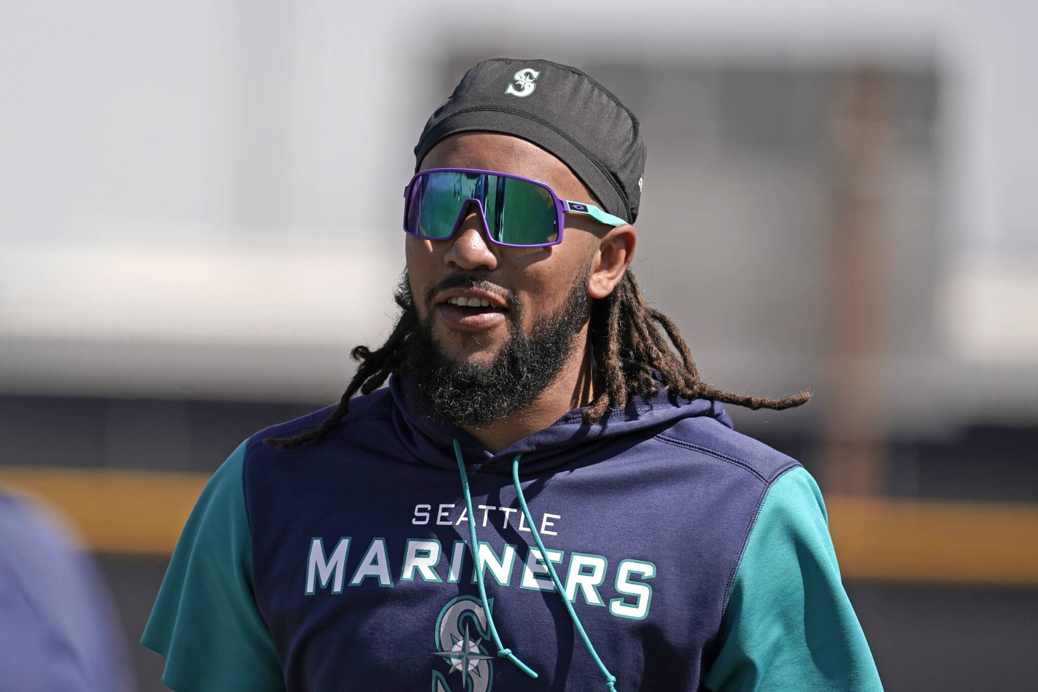 The Mariners’ J.P. Crawford watches batting practice during spring training baseball practice on March 16, 2022, in Peoria, Ariz. (AP Photo/Charlie Riedel)