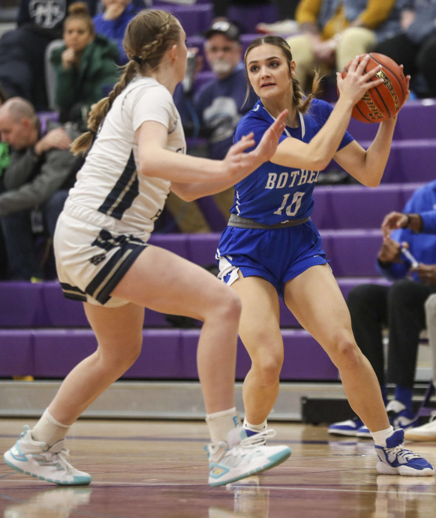 Bothell’s Mackenzie Kooy (10) moves with the ball during a game between Glacier Peak and Bothell at Lake Washington High School in Kirkland, Washington on Thursday, Feb. 16, 2023. Bothell won, 57-38. (Annie Barker / The Herald)
