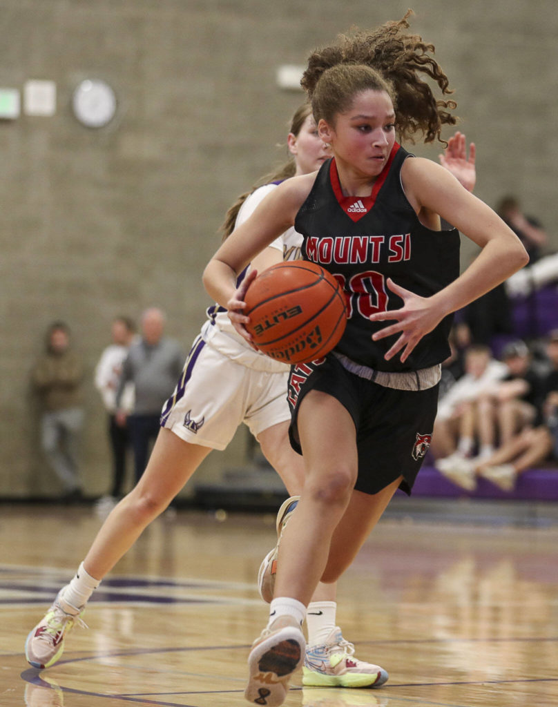 Mount Si’s Zada White (10) moves with the ball during a game between Lake Stevens and Mount Si at Lake Washington High School in Kirkland, Washington on Thursday, Feb. 16, 2023. Mount Si moves on in the bracket. (Annie Barker / The Herald)
