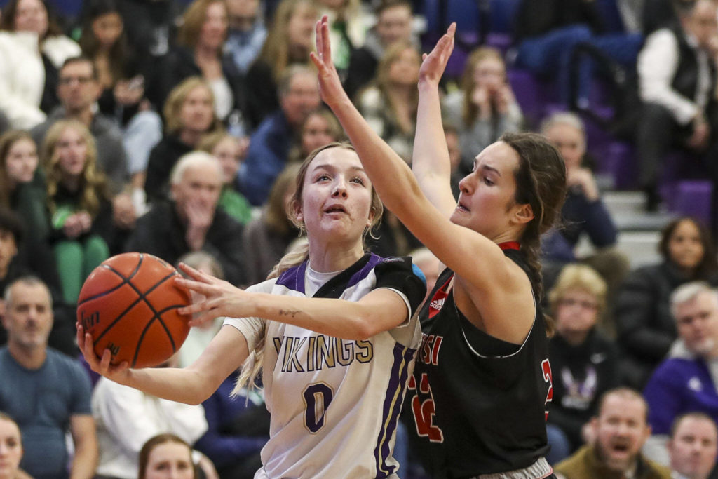 Lake Stevens’ Ella Edens (0) moves with the ball during a game between Lake Stevens and Mount Si at Lake Washington High School in Kirkland, Washington on Thursday, Feb. 16, 2023. Mount Si moves on in the bracket. (Annie Barker / The Herald)
