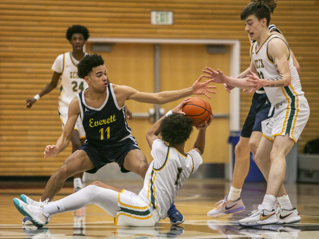 Shorecrest’s Keaine Silimon tries to pass off the ball to his teammate while Everett’s Isaiah Parker tries to steal the ball during the game on Friday, Feb. 17, 2023 in Everett, Washington. (Olivia Vanni / The Herald)
