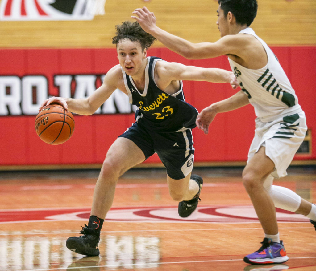Everett’s Daniel Savovic drives to the hoop during the game against Marysville Getchell on Saturday, Feb. 18, 2023 in Everett, Washington. (Olivia Vanni / The Herald)
