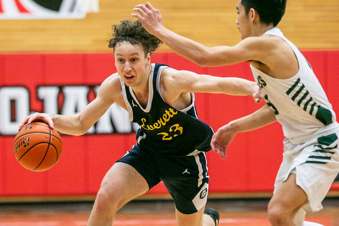 Everett’s Daniel Savovic drives to the hoop during the game against Marysville Getchell on Saturday, Feb. 18, 2023 in Everett, Washington. (Olivia Vanni / The Herald)