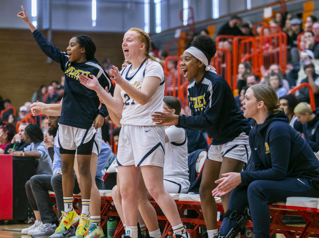 The Everett bench reacts to a score during the final seconds of the game against Snohomish on Saturday, Feb. 18, 2023 in Everett, Washington. (Olivia Vanni / The Herald)
