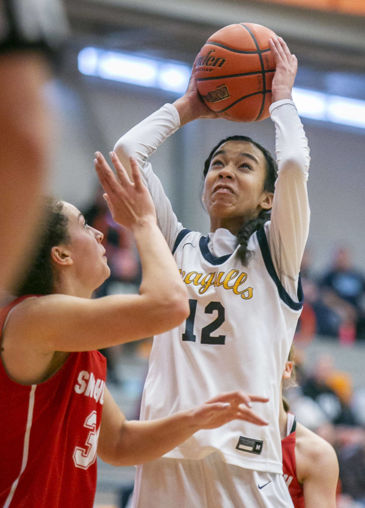 Everett’s Alana Washington attempts a layup during the game against Snohomish on Saturday, Feb. 18, 2023 in Everett, Washington. (Olivia Vanni / The Herald)
