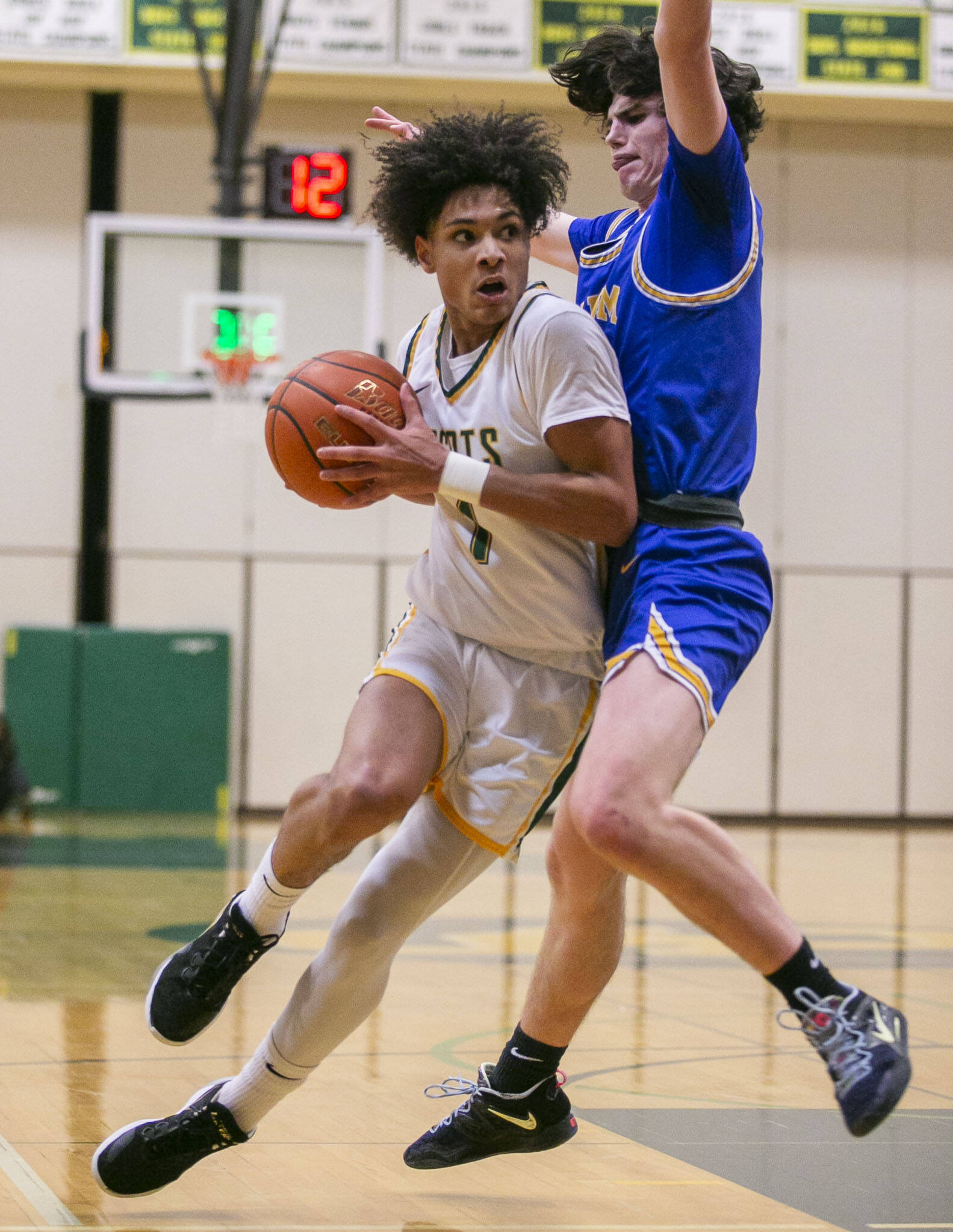 Shorecrest’s Keaine Silimon tries to maneuver around a Stadium player while his pushes to the hoop during the game against Stadium on Tuesday, Feb. 21, 2023 in Shoreline, Washington. (Olivia Vanni / The Herald)