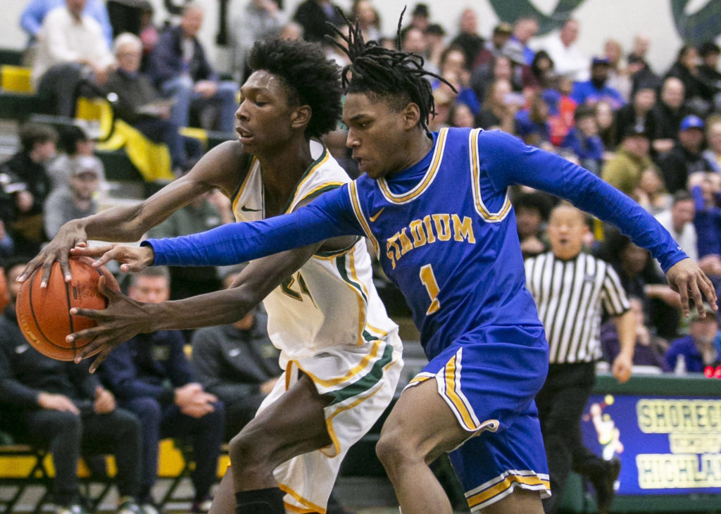 Shorecrest’s Adarrius Hilliard and Stadium’s Baaroc Rivers both reach out to grab the ball during the game against Stadium on Tuesday, Feb. 21, 2023 in Shoreline, Washington. (Olivia Vanni / The Herald)
