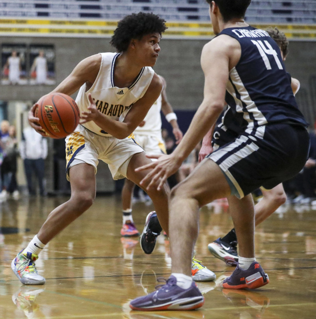 Mariner’s Makai Bloomfield (5) moves with the ball during a state playoff game against Chiawana at Arlington High School on Saturday. Mariner won 85-74. (Annie Barker / The Herald)
