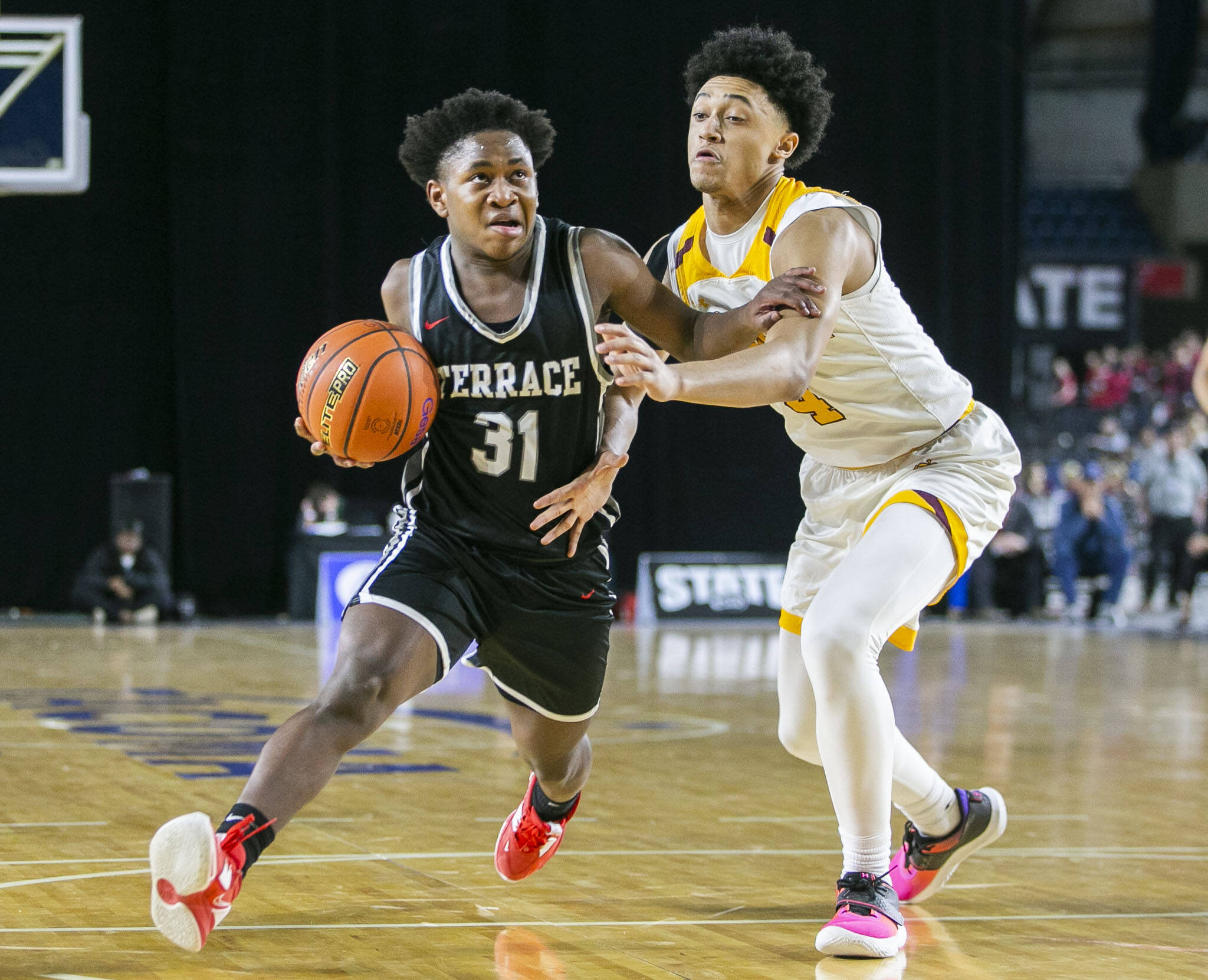 Mountlake’s Rayshaun Connor drives to the hoop during the 3A quarterfinal game against O’Dea on Thursday, March 2, 2023 in Tacoma, Washington. (Olivia Vanni / The Herald)